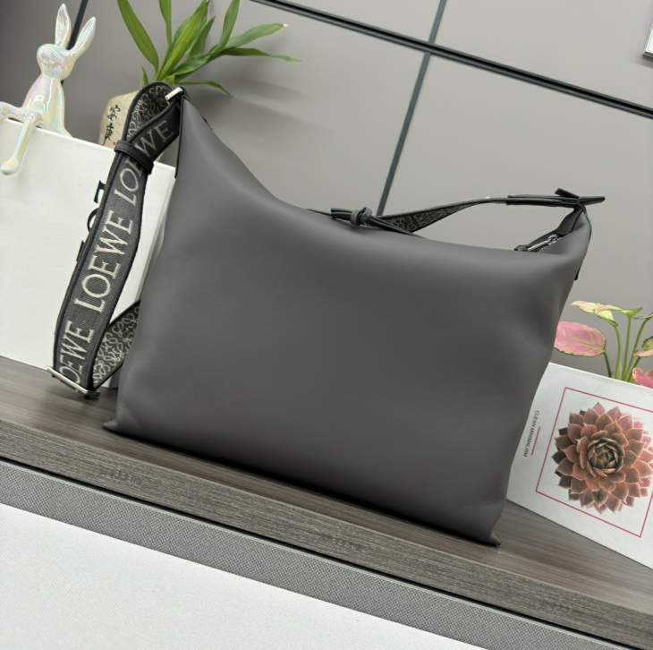 Picture of Loewe Handbags _SKUfw239911574fw